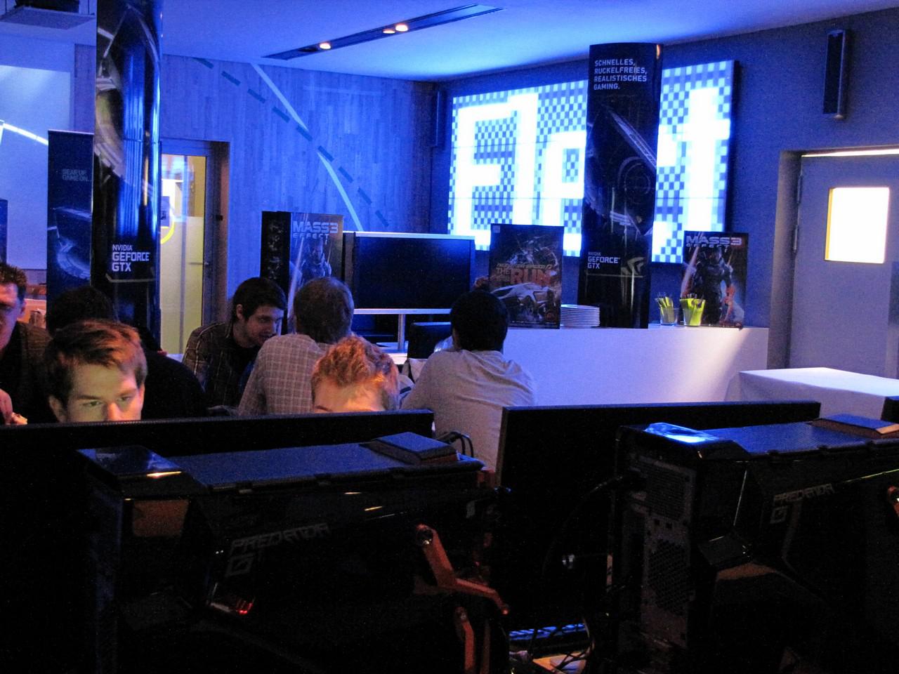 [24/03/2012] Nvidia zu Besuch in Köln: Aktuelle EA-Titel konnten in gemütlicher Atmosphäre der EA-Sportsbar von jedem auf Rechnern mit GTX 680 angespielt werden. Mit etwas Glück durften Teilnehmer des Gewinnspiels sogar eine 680 mit nach Hause nehmen. (14)