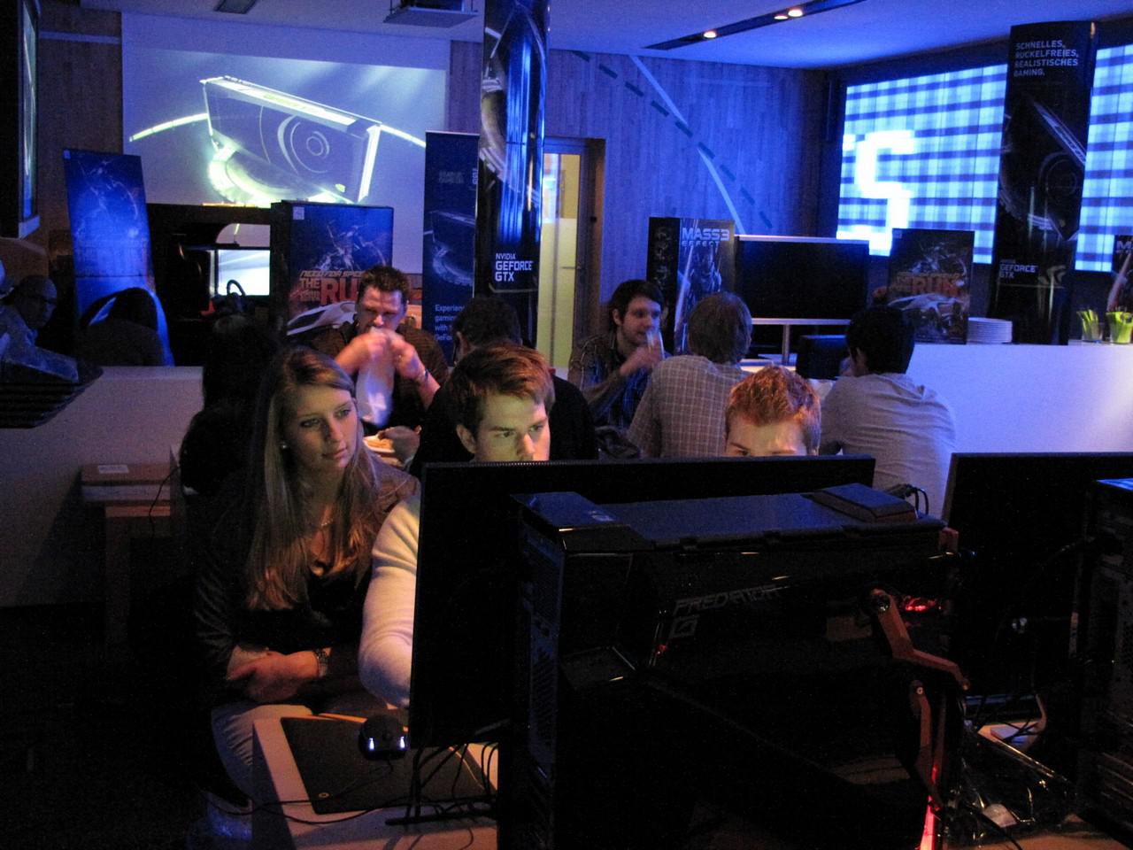 [24/03/2012] Nvidia zu Besuch in Köln: Aktuelle EA-Titel konnten in gemütlicher Atmosphäre der EA-Sportsbar von jedem auf Rechnern mit GTX 680 angespielt werden. Mit etwas Glück durften Teilnehmer des Gewinnspiels sogar eine 680 mit nach Hause nehmen. (15)