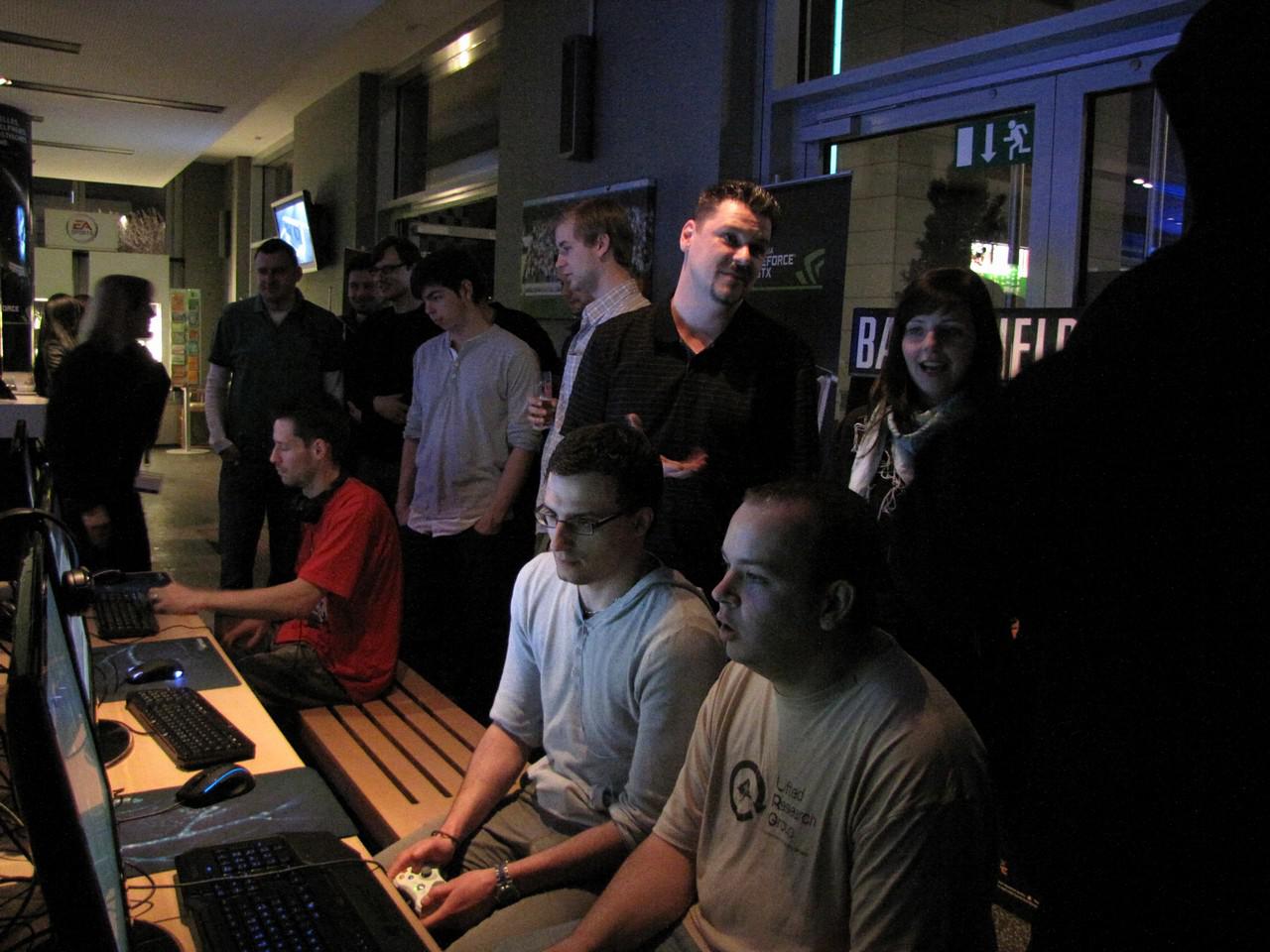 [24/03/2012] Nvidia zu Besuch in Köln: Aktuelle EA-Titel konnten in gemütlicher Atmosphäre der EA-Sportsbar von jedem auf Rechnern mit GTX 680 angespielt werden. Mit etwas Glück durften Teilnehmer des Gewinnspiels sogar eine 680 mit nach Hause nehmen. (8)