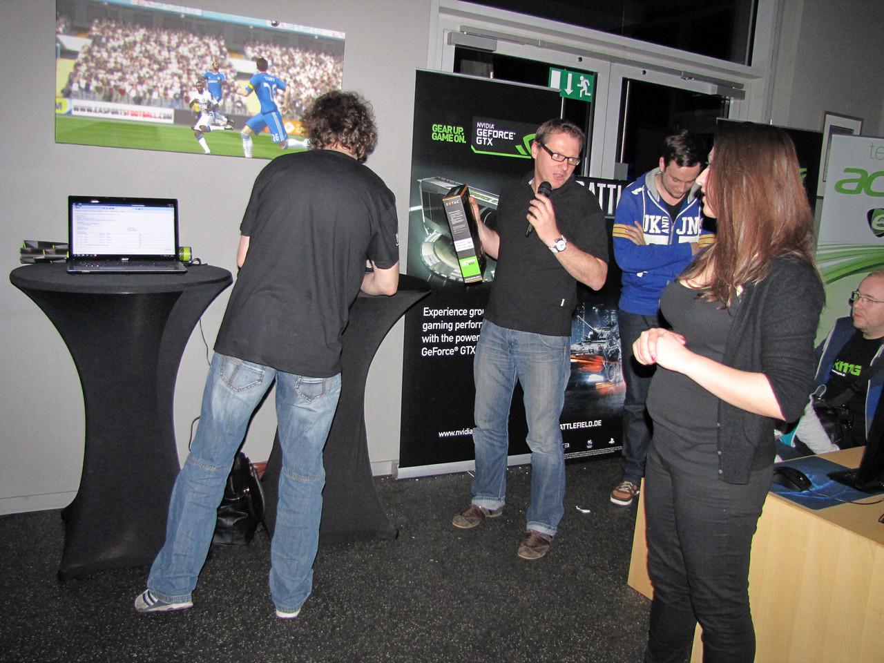 [24/03/2012] Nvidia zu Besuch in Köln: Aktuelle EA-Titel konnten in gemütlicher Atmosphäre der EA-Sportsbar von jedem auf Rechnern mit GTX 680 angespielt werden. Mit etwas Glück durften Teilnehmer des Gewinnspiels sogar eine 680 mit nach Hause nehmen. (9)
