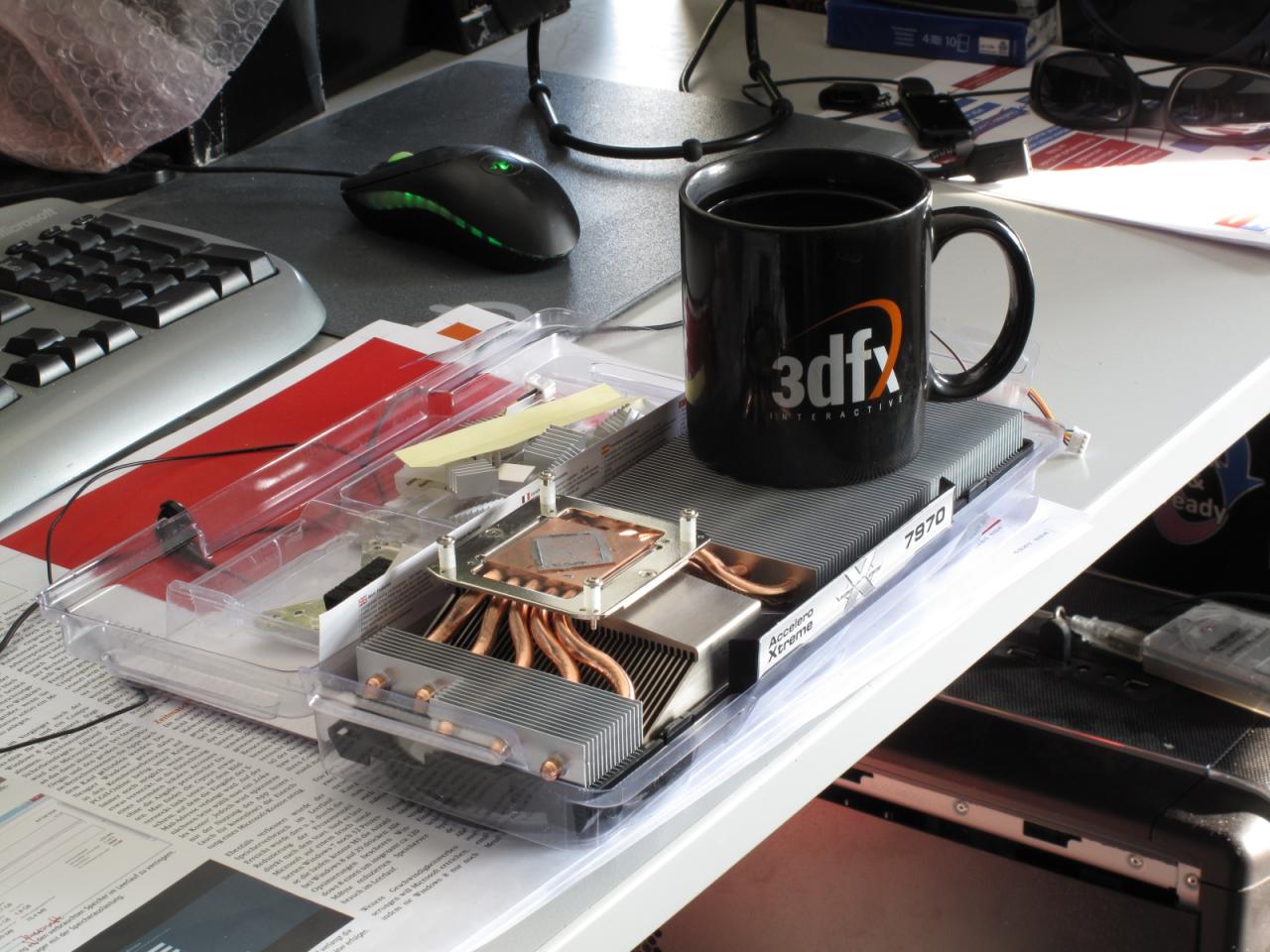 [16/03/2012] Erwartet uns demnächst eine PCGH in Gefahr-Ausgabe zum Thema Kaffee kochen mit einem passiven VGA-Kühler oder wie mag die unterschwellige Botschaft dieses Stillebens der Marke Raff lauten? 