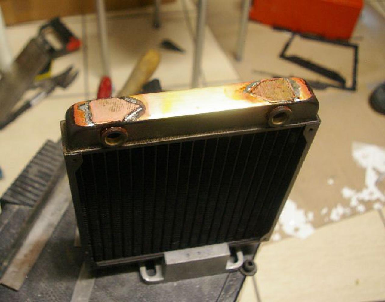 [05/03/2012] Cosmos-2-Casemod in GT-Optik: Gehäuse mit Auspuffrohren (9)