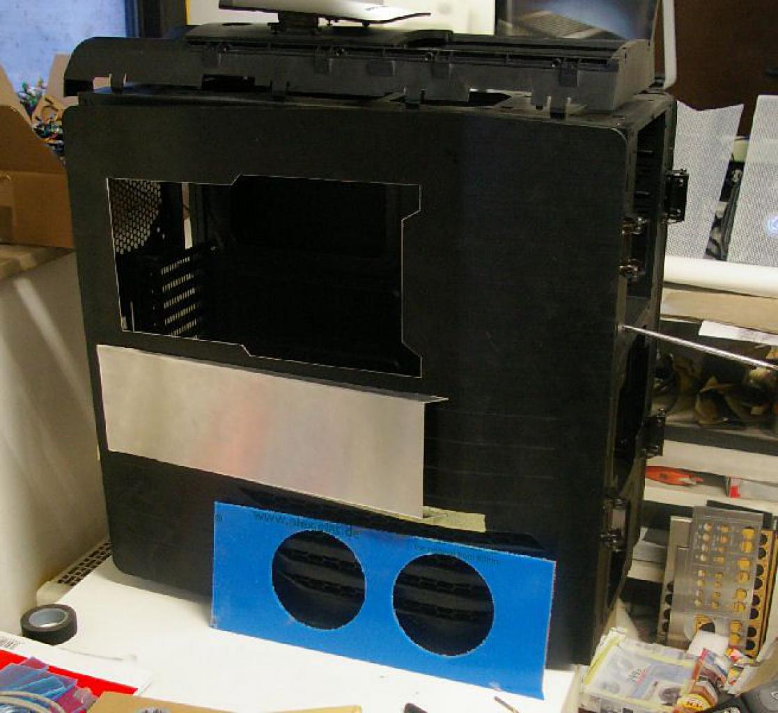 [05/03/2012] Cosmos-2-Casemod in GT-Optik: Gehäuse mit Auspuffrohren (23)