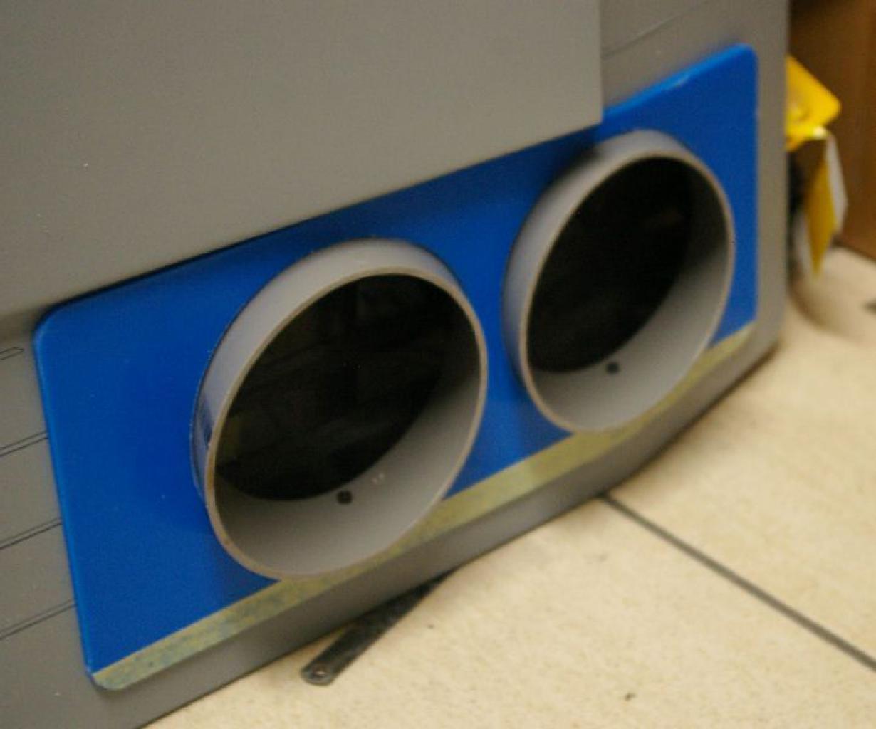 [05/03/2012] Cosmos-2-Casemod in GT-Optik: Gehäuse mit Auspuffrohren (27)