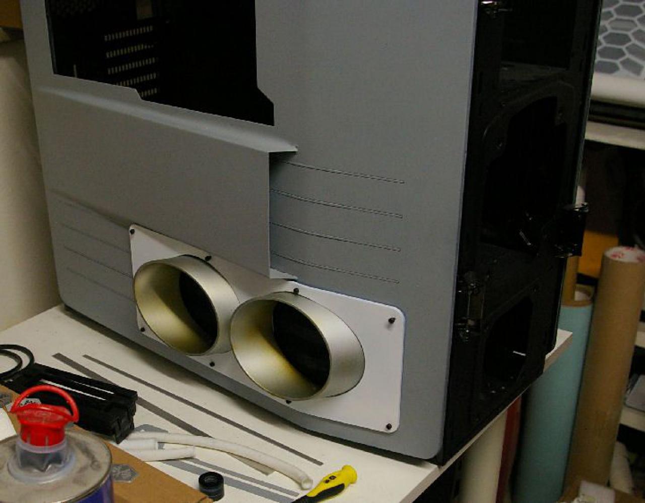 [05/03/2012] Cosmos-2-Casemod in GT-Optik: Gehäuse mit Auspuffrohren (30)