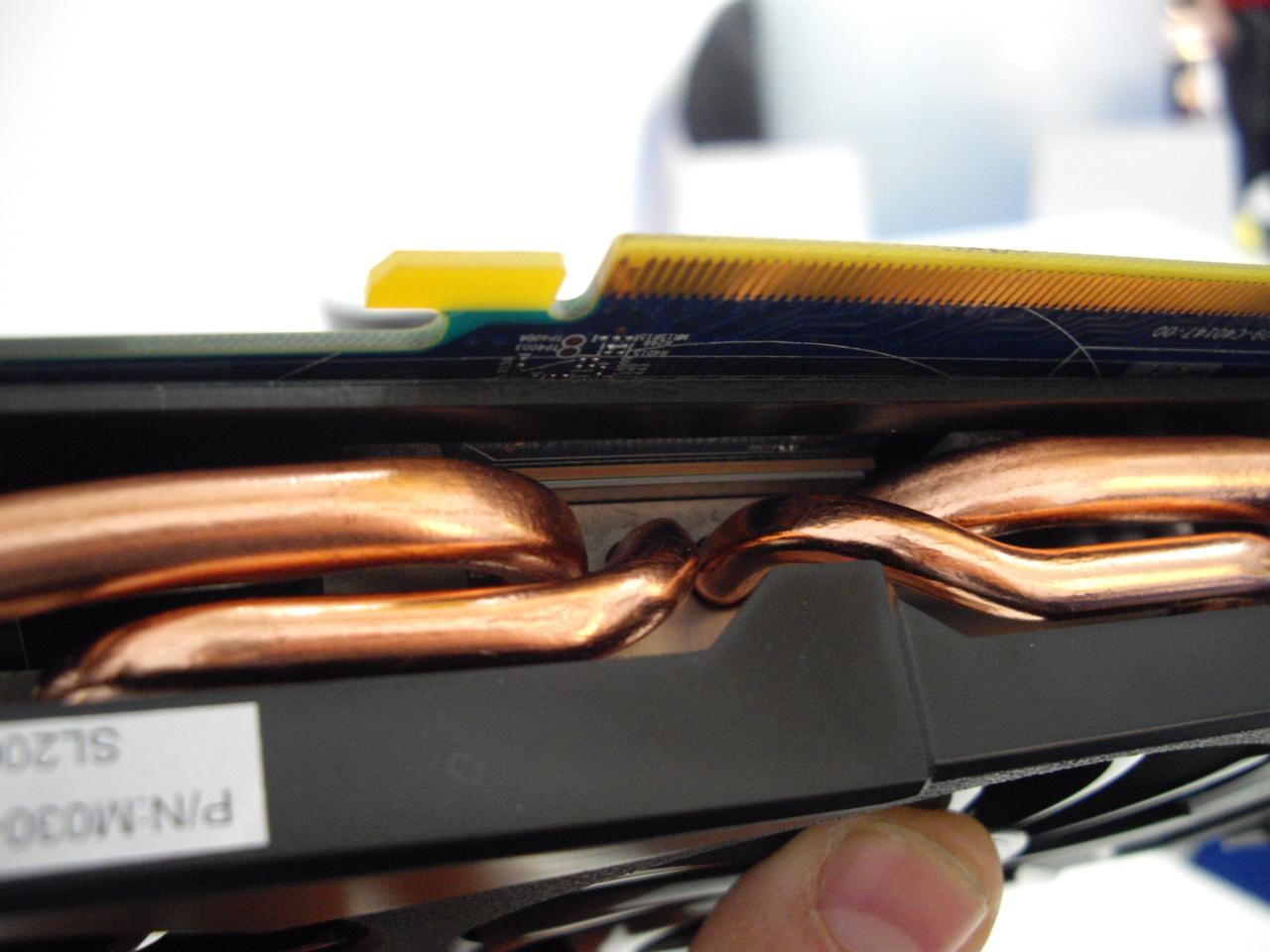[05/03/2012] Sapphire Radeon HD 7870 OC: Vier Heatpipes (2x 8 und 2x 6 mm) plus Kühlplatte für die VRMs