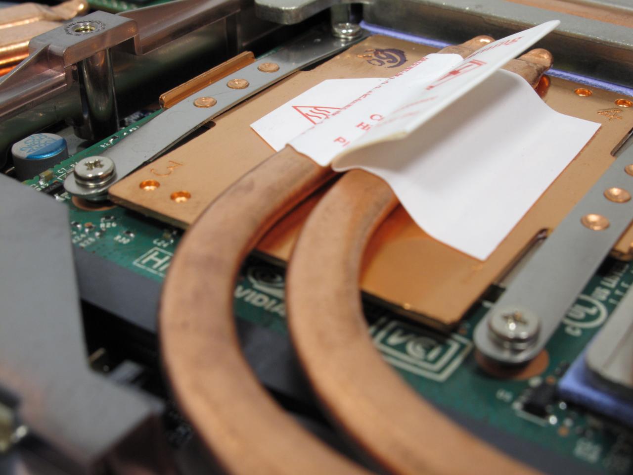 [27/03/2012] Der Blick auf die Nvidia GTX 675M-Grafikkarte - wie vermutet und sich letztendlich auch im Praxistest herausstellte, handelt es sich um ein Rebranding der Nvidia GTX 580M.