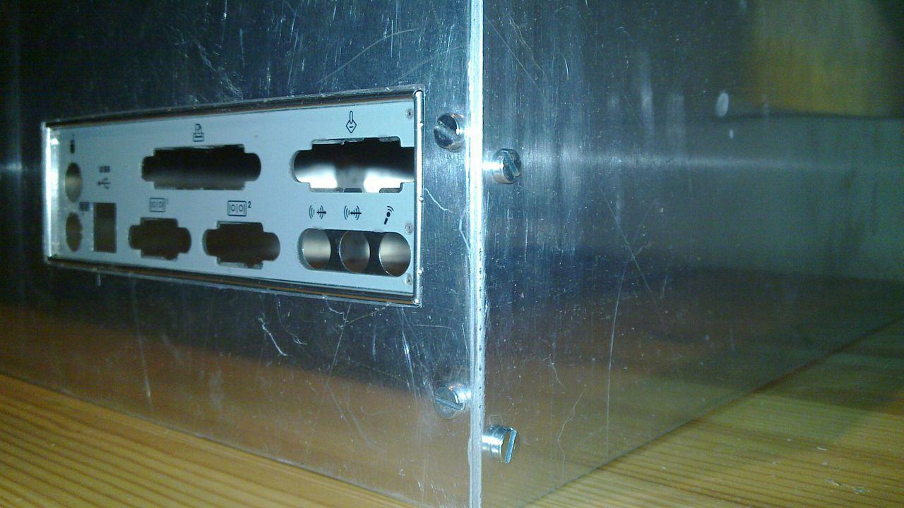 [01/03/2012] Spannendes Casecon-Projekt: Riesen-Radiator trifft auf Zwergen-Hardware (6)