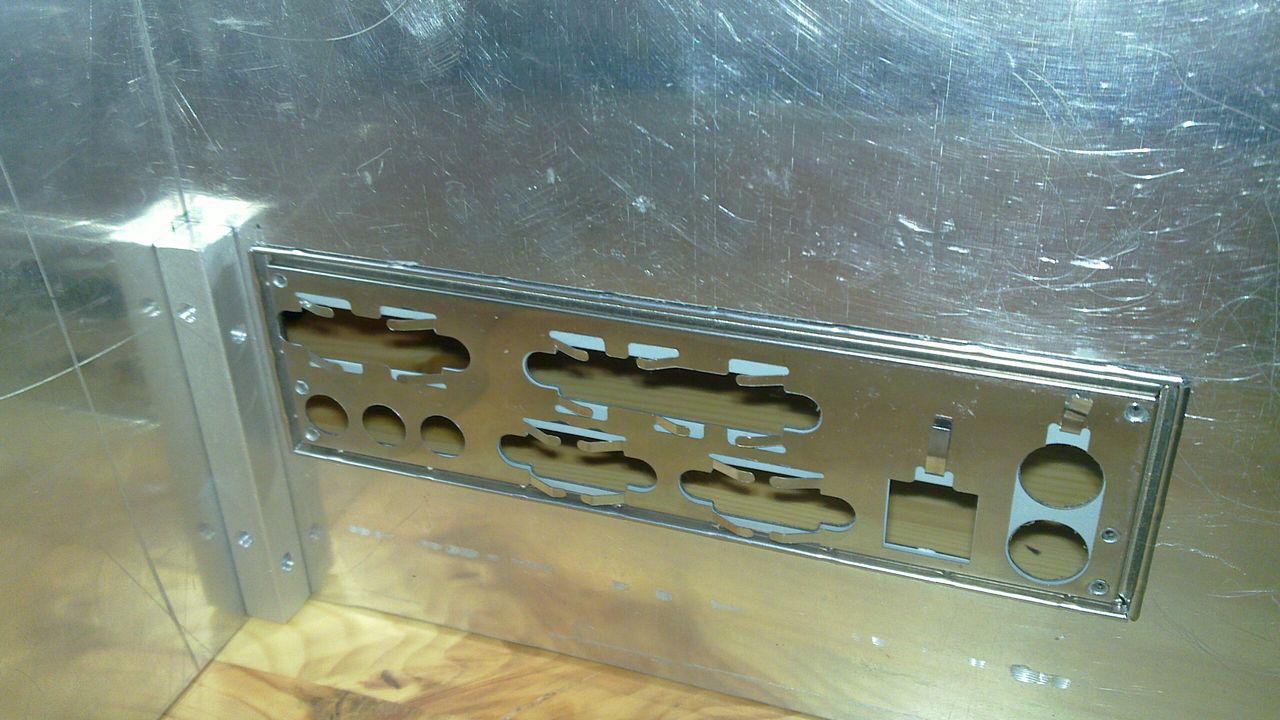[01/03/2012] Spannendes Casecon-Projekt: Riesen-Radiator trifft auf Zwergen-Hardware (7)