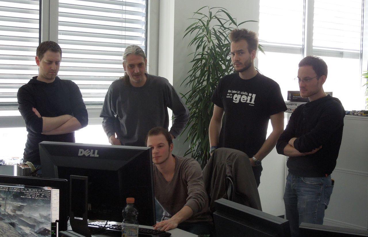 [13/04/2012] Was so aussieht als würde Herr Sauter gerade seine Bildersammlung am 30-Zöller zum Besten geben ist in Wirklichkeit das Treffen des PCGH-Benchmark-Gremiums, bei dem über den neuen Risen-2-Benchmark diskutiert wird. Oder glauben Sie, die versammelte Mannschaft würde sonst so einen ernsten Blick aufsetzen?