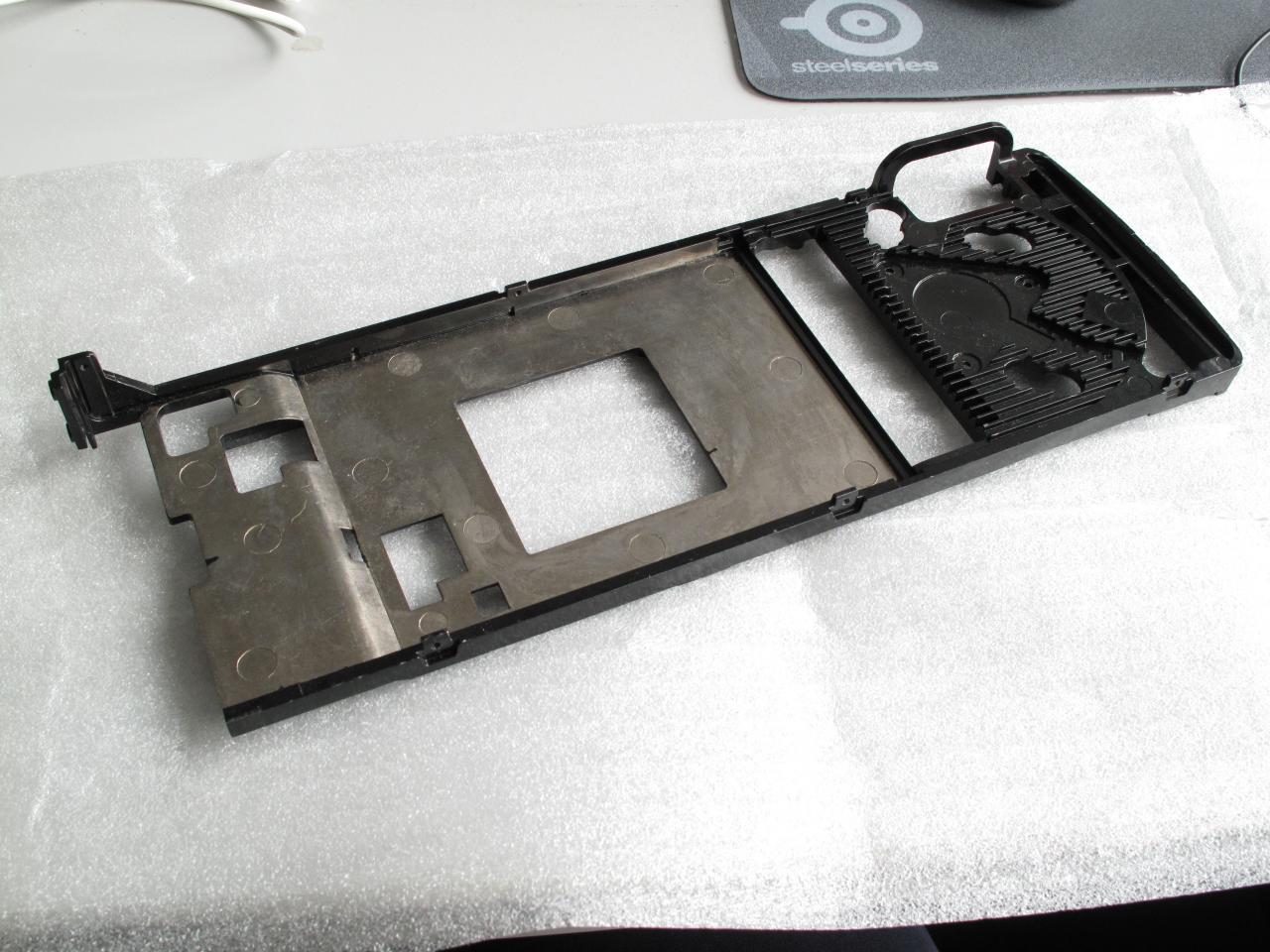 [05/04/2012] Ebenfalls von Caseking erreichte uns eine HD-7970-Grundplatte zur Verwendung mit einem Nachrüstkühler. Raff hat Großes damit vor ...