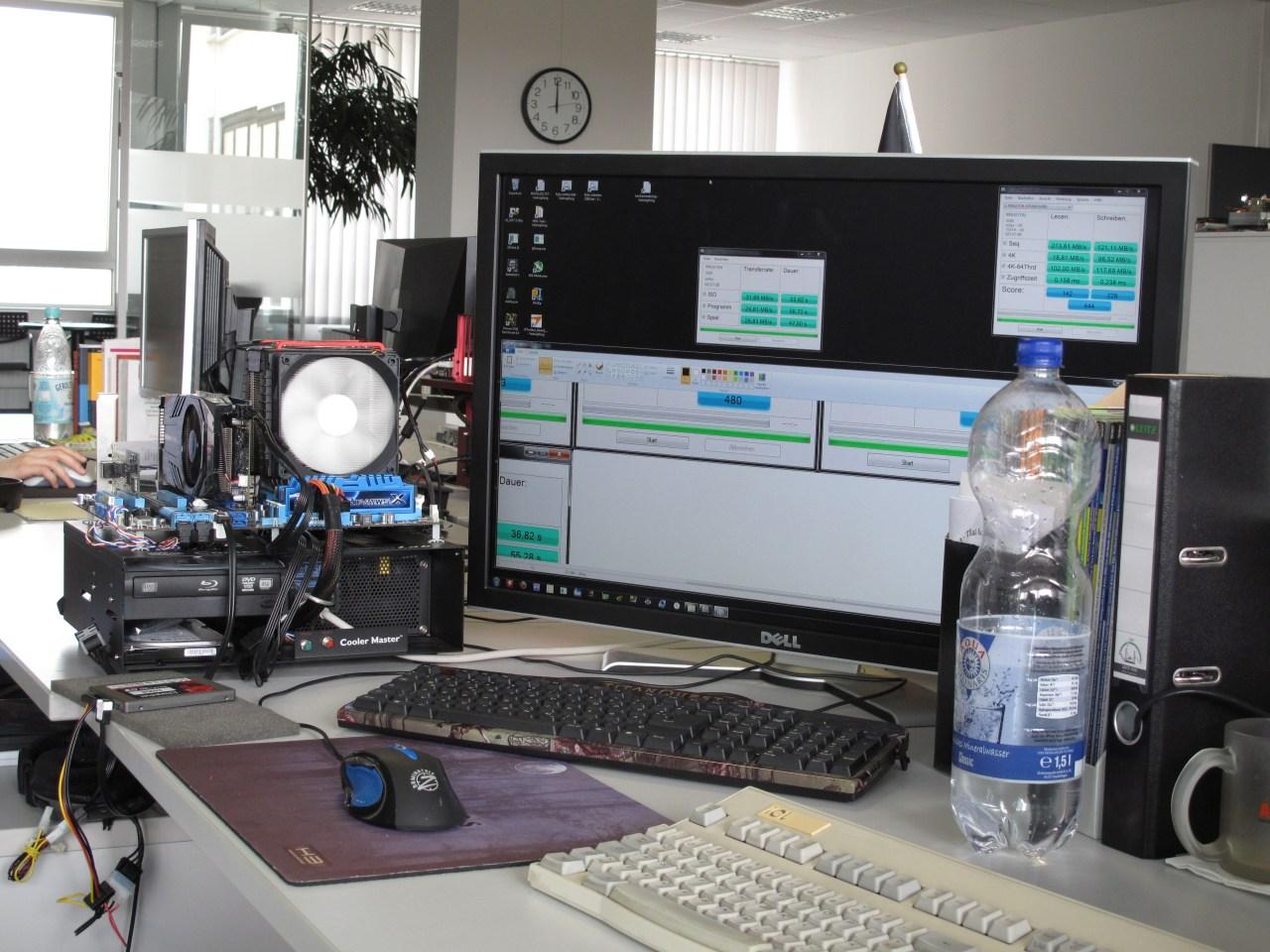 [27/04/2012] Carsten? Kollege Spille wollte nicht auf das Bild, dafür können wir einen Blick auf den SSD-Tisch erhaschen. Ja, die SSD ist sehr schnell. :)