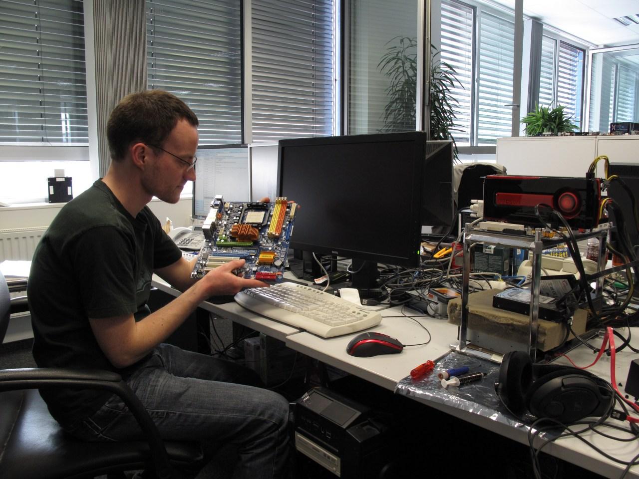 [27/04/2012] Daniel testet alle Hardware für das neue Sonderheft. Denn wir wollen für Sie herausfinden, ob Aufrüsten oder Neukauf besser ist. 