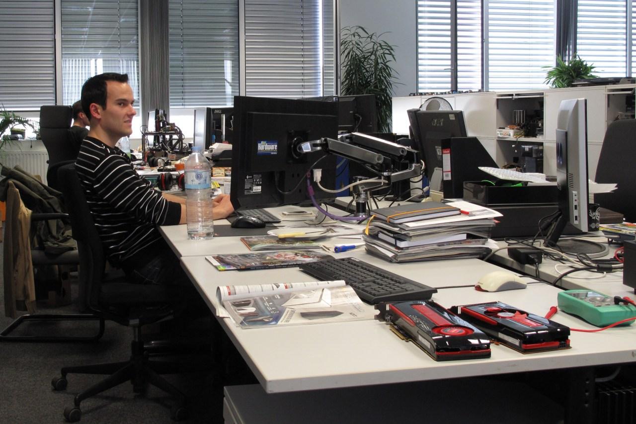 [27/04/2012] Unser neuer Volontär Reinhard sitzt gegenüber von Daniel W. und breitet sich gerade auf Daniels Tisch aus, was dieser mit einem ungläubigen Blick beantwortet. 