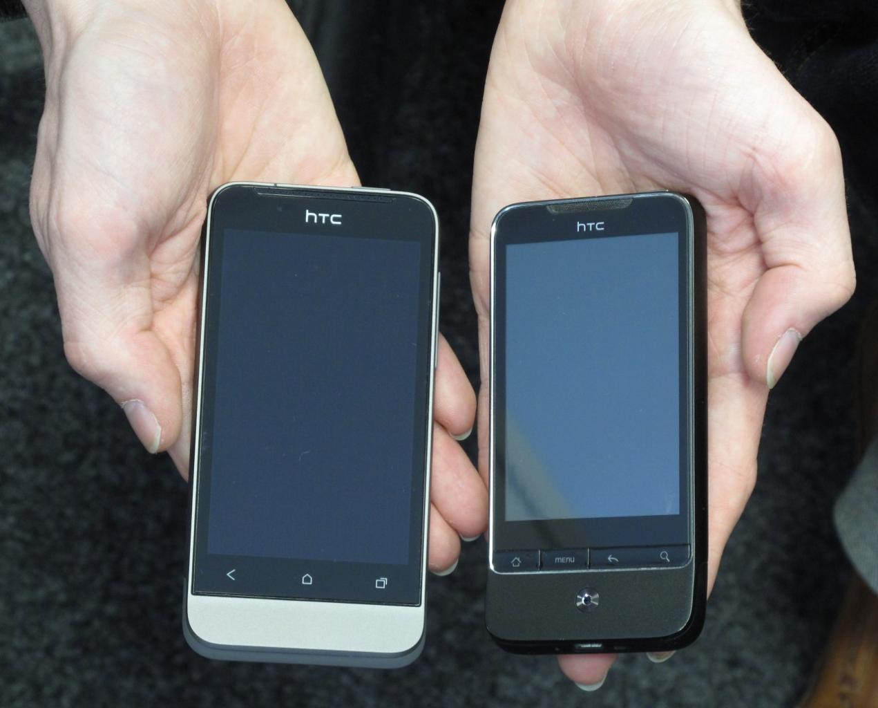 [27/04/2012] Smartphones! Marc überlegt, ob er sich das neue HTC anschafft. 