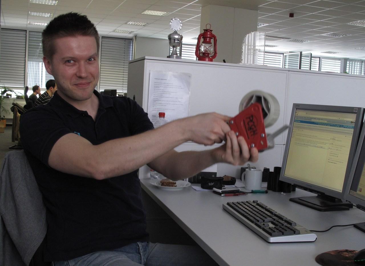 [27/04/2012] Unser neuer Praktikant Markus ist begeistert, denn so ein Paketbandabroller macht seinen Arbeitstag viel leichter. 