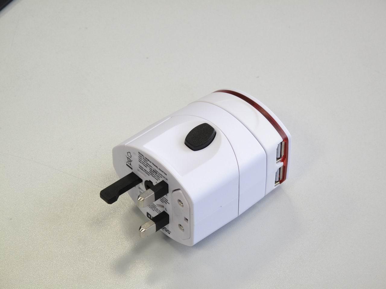 [05/04/2012] Mit diesem formschönen Multifunktionsstecker lässt sich überall auf der Welt Strom aus der Steckdose ziehen. Für weltoffene Redakteure genau das richtige!