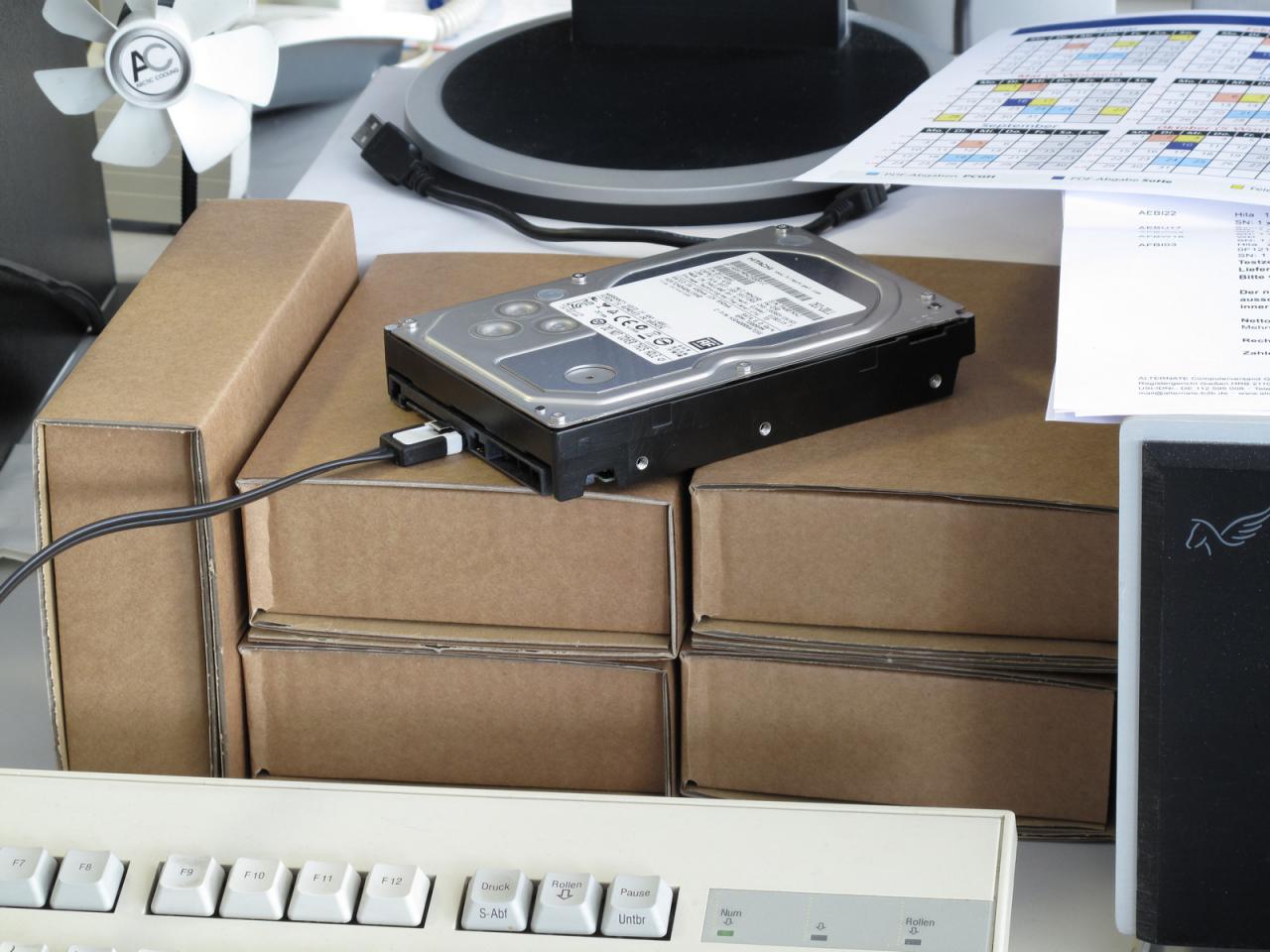 [13/04/2012] Raten Sie doch einmal, was sich im Kartonstapel unter dieser 3,5-Zoll-PATA-Festplatte befindet. Sie glauben es sind weitere Datenspeicher selbiger Bauart, richtig - die dezente Hilfe von Herrn Spille bei diesem Bildquiz war aber auch mehr als eindeutig. 
