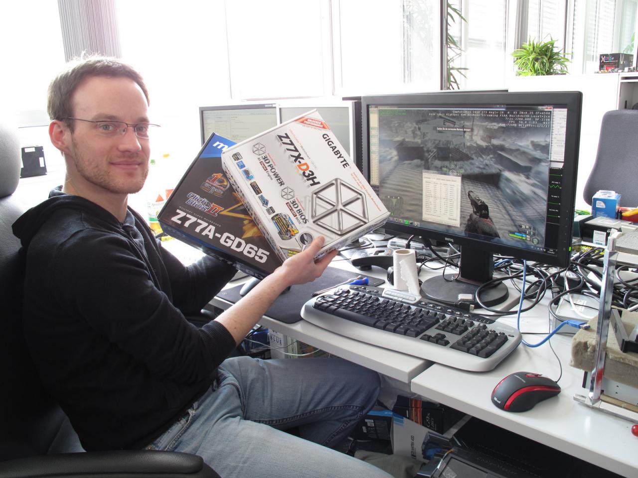 [13/04/2012] Fast geschafft denkt sich unser Mainboard-Experte Daniel und hält die letzten beiden Testmuster für seine Z77-Mainboard-Marktübersicht locker in der Hand. 