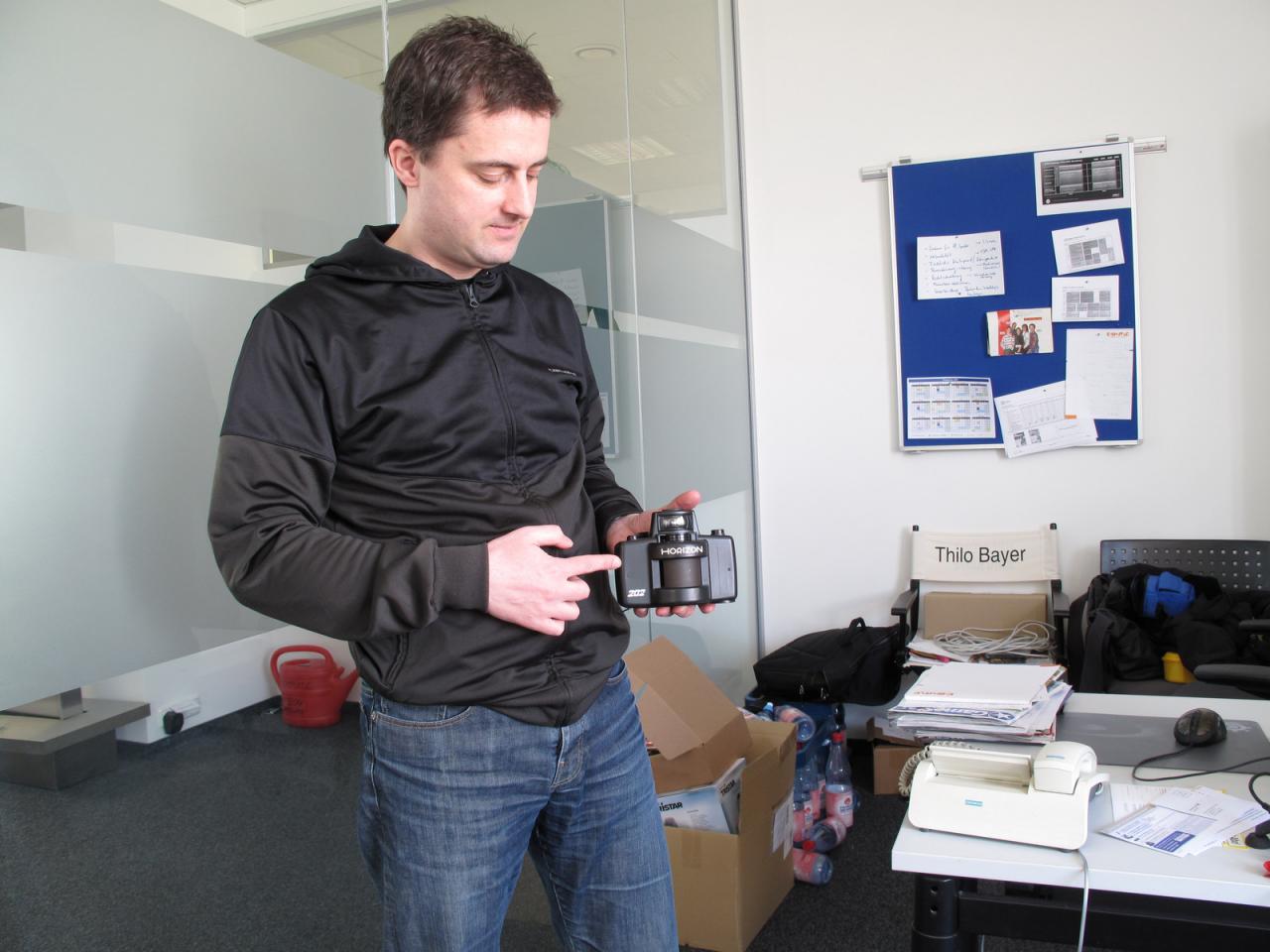[13/04/2012] Fotografie-Fan Thilo hat sich schon wieder ein schönes neues Spielzeug gegönnt. Diesmal hält er stolz eine Panoramakamera vor die Linse. Wäre die Technik nicht noch analog, könnte wir Ihnen hier ein ganz besonderes Bild präsentieren. 