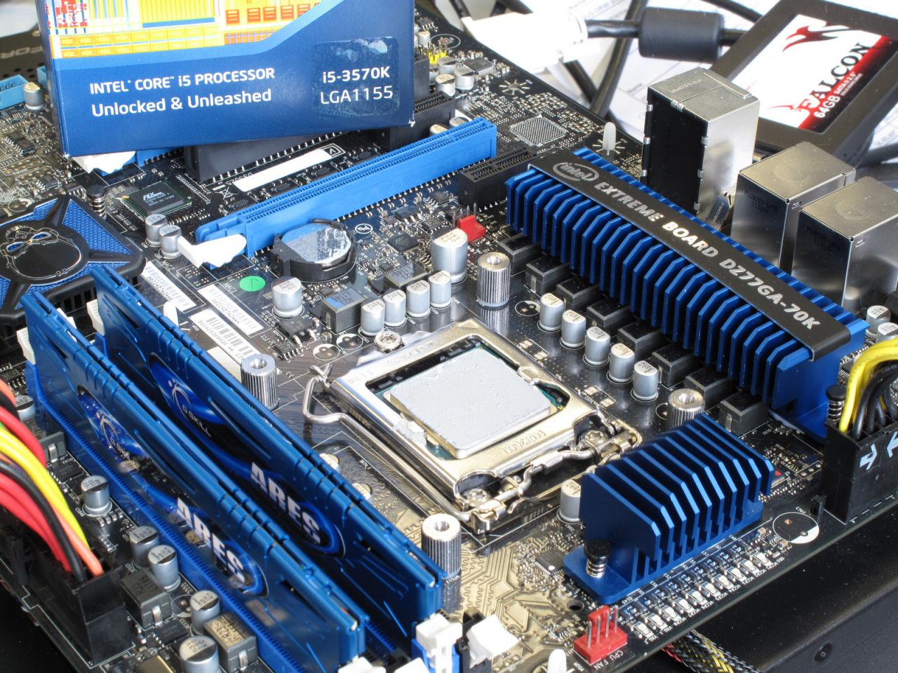 [20/04/2012] Mit Tonnen von Wärmeleitpaste hat Marc zwar versucht die neue noch geheime CPU zu tarnen. Leider hat er ganz vergessen, deren Verpackung von der Sockel-1155-Platine zu nehmen. Wetten, Sie wissen jetzt, um welche Rechenzentrale es sich handelt?