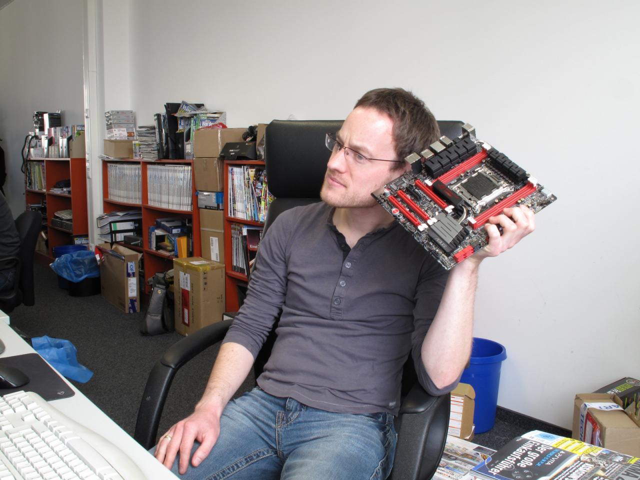 [20/04/2012] Für die kommende Ausgabe macht Daniel eine Hörproben der besonderen Art. Geht man von seinem skeptischen Blick aus, scheint dieser Onboard-Sound-Chip nicht sonderlich zu taugen. Aber nicht so voreingenommen Herr Möllendorf, vielleicht sollten Sie das Board dann doch erst mal einbauen.