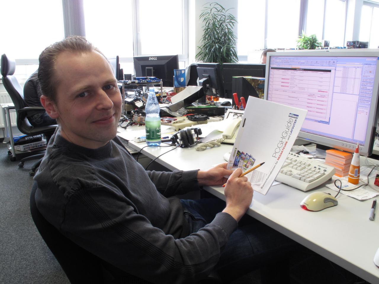 [20/04/2012] Orga-König Marco weiß, wie man unseren Redakteurshaufen richtig leitet und präsentiert den PCGH-Guide für Redakteure und Layouter. Hauptsache er verlangt nicht auch noch von uns, das Teil auswendig zu lernen :)