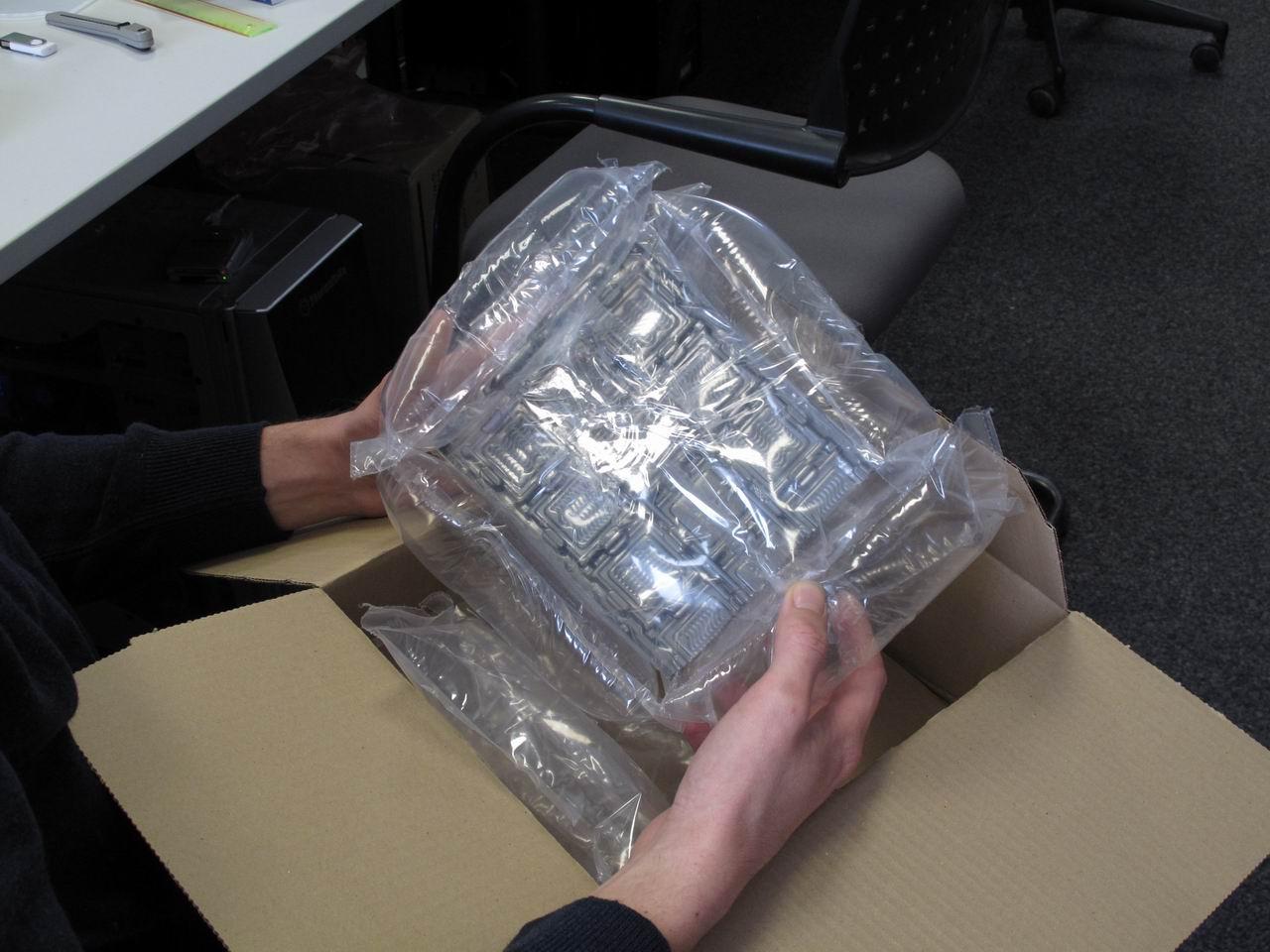 [05/04/2012] Was sich wohl in dieser formschönen Verpackung versteckt. Auch Marco Albert ist noch ratlos. 