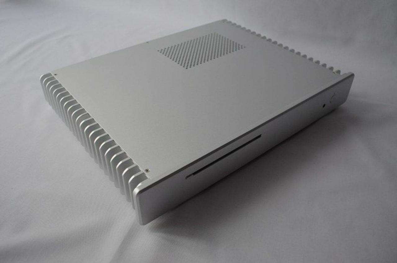 [11/04/2012] Klein, aber oho: Casemod-Projekt mit lüfterlosem Streacom FC5 (5)