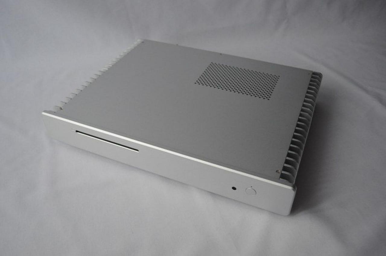 [11/04/2012] Klein, aber oho: Casemod-Projekt mit lüfterlosem Streacom FC5 (6)