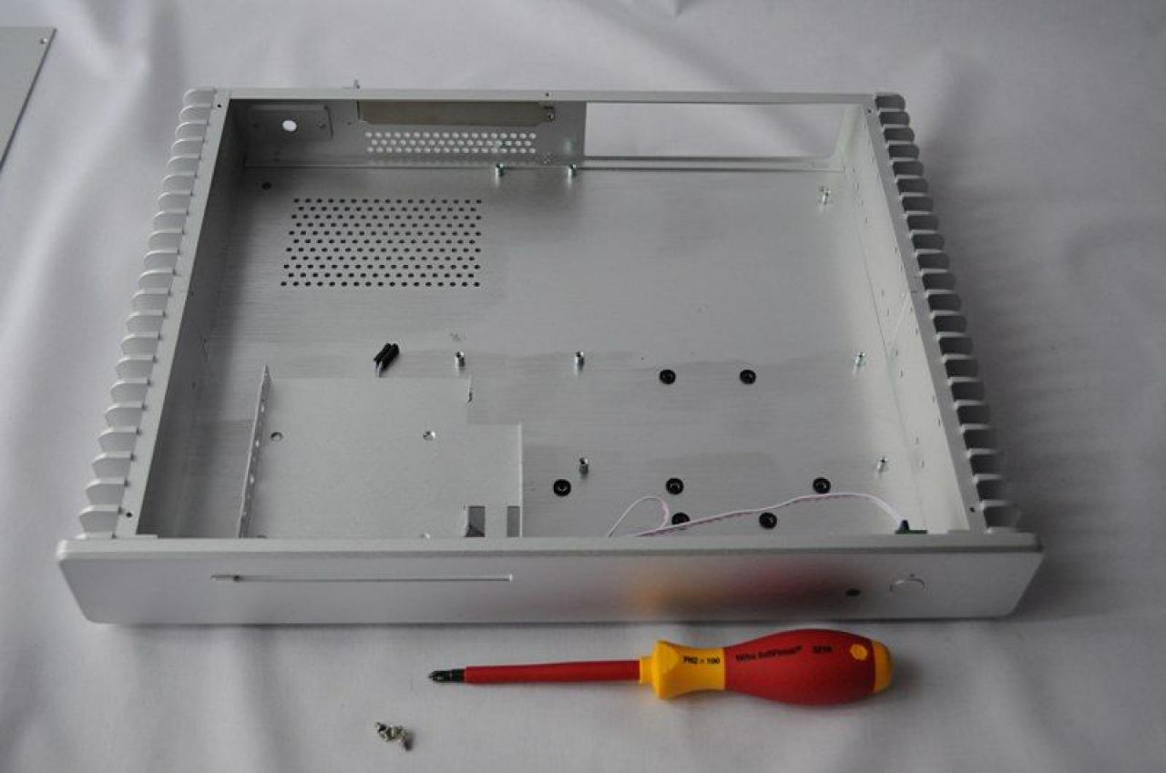 [11/04/2012] Klein, aber oho: Casemod-Projekt mit lüfterlosem Streacom FC5 (7)