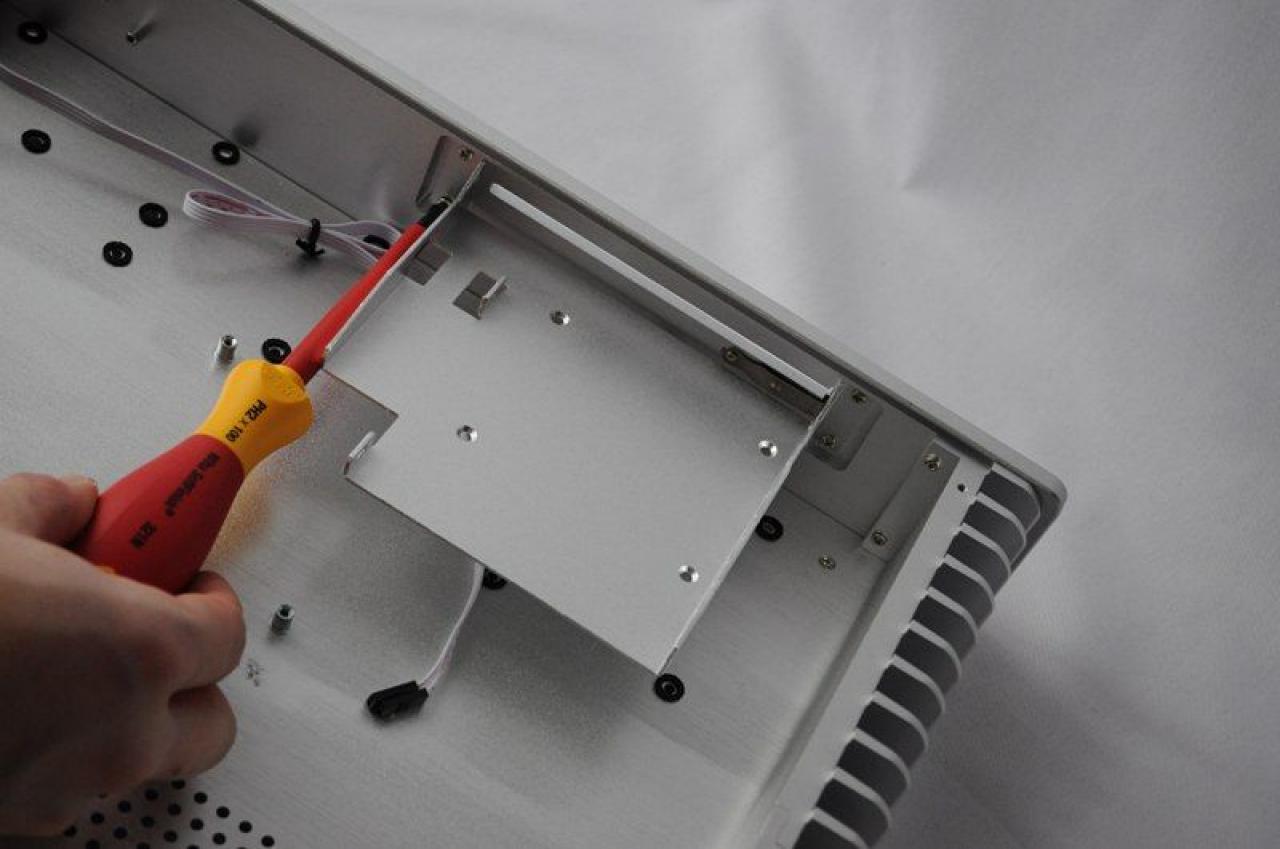 [11/04/2012] Klein, aber oho: Casemod-Projekt mit lüfterlosem Streacom FC5 (10)