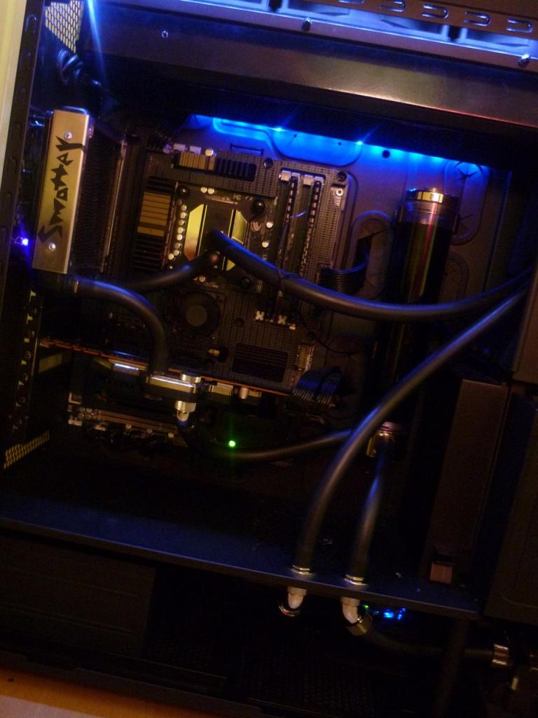 [12/04/2012] PCs im Industrie-Look, von Eis umhüllt und mit Kirmes-Beleuchtung (41)