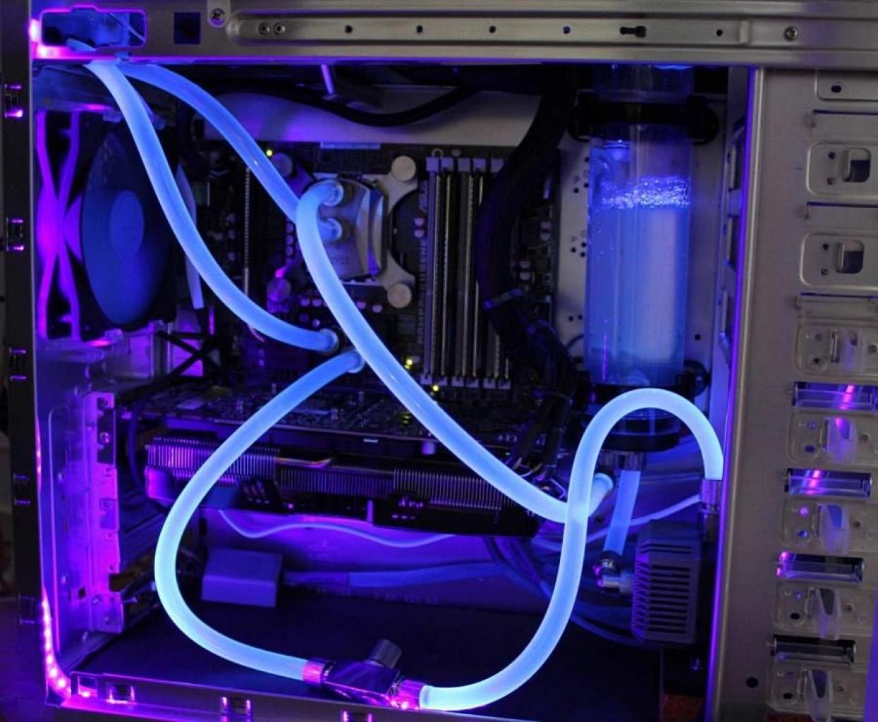[12/04/2012] PCs im Industrie-Look, von Eis umhüllt und mit Kirmes-Beleuchtung (47)