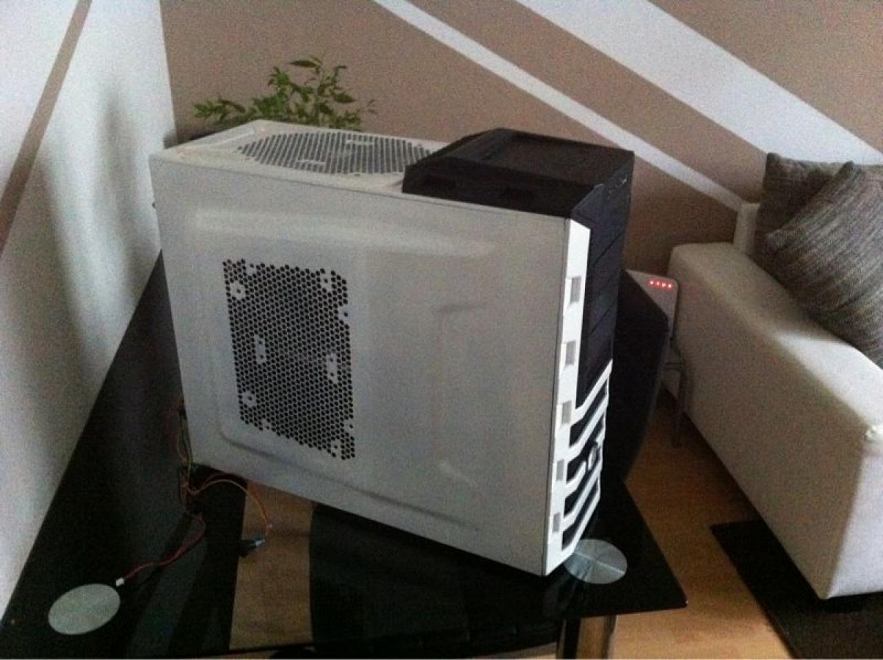 [12/04/2012] PCs im Industrie-Look, von Eis umhüllt und mit Kirmes-Beleuchtung (50)