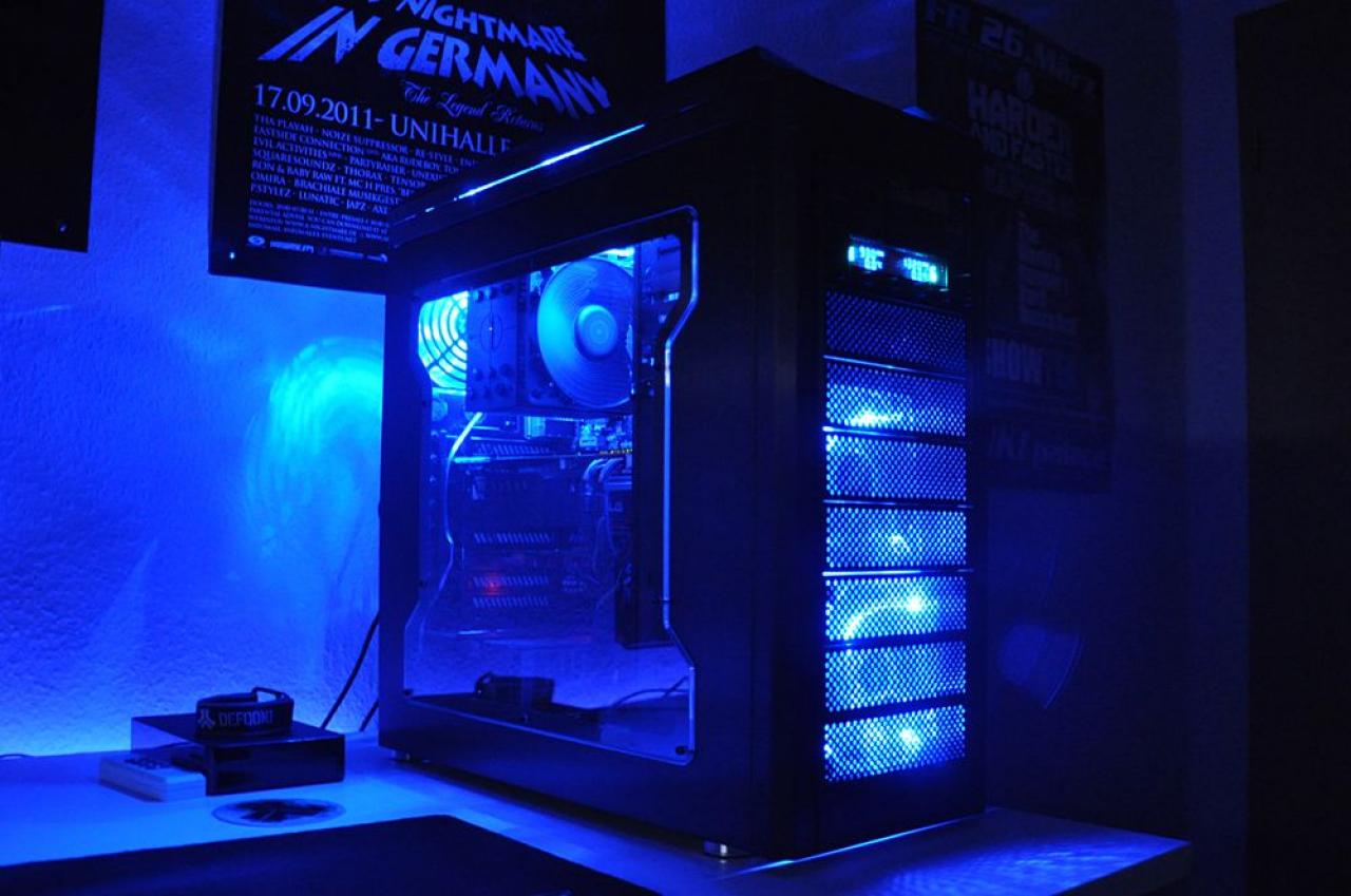 [12/04/2012] PCs im Industrie-Look, von Eis umhüllt und mit Kirmes-Beleuchtung (57)