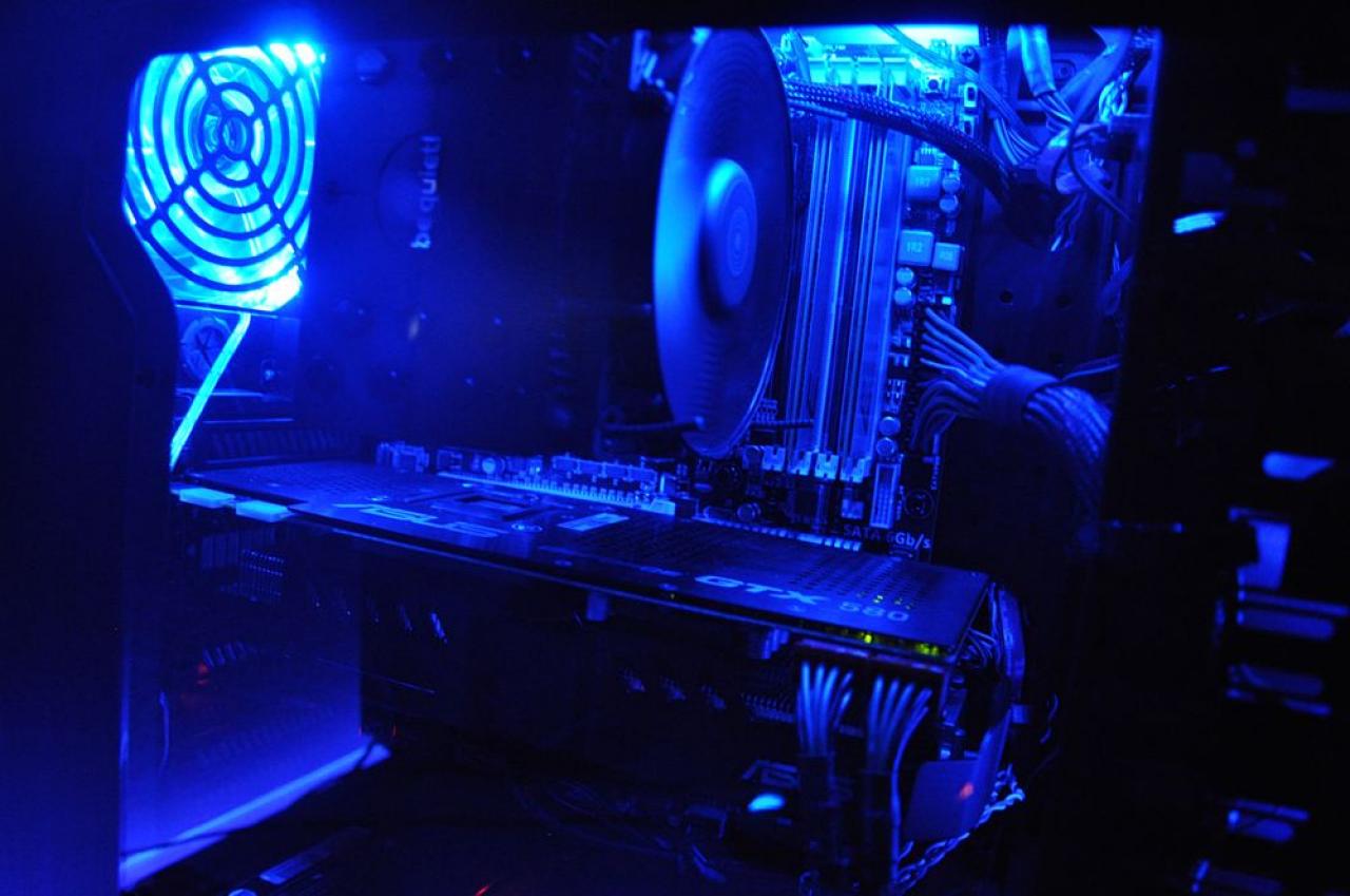 [12/04/2012] PCs im Industrie-Look, von Eis umhüllt und mit Kirmes-Beleuchtung (59)