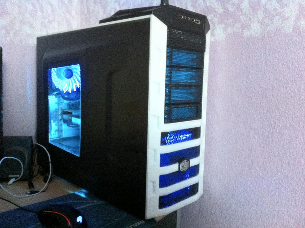 [12/04/2012] PCs im Industrie-Look, von Eis umhüllt und mit Kirmes-Beleuchtung (64)