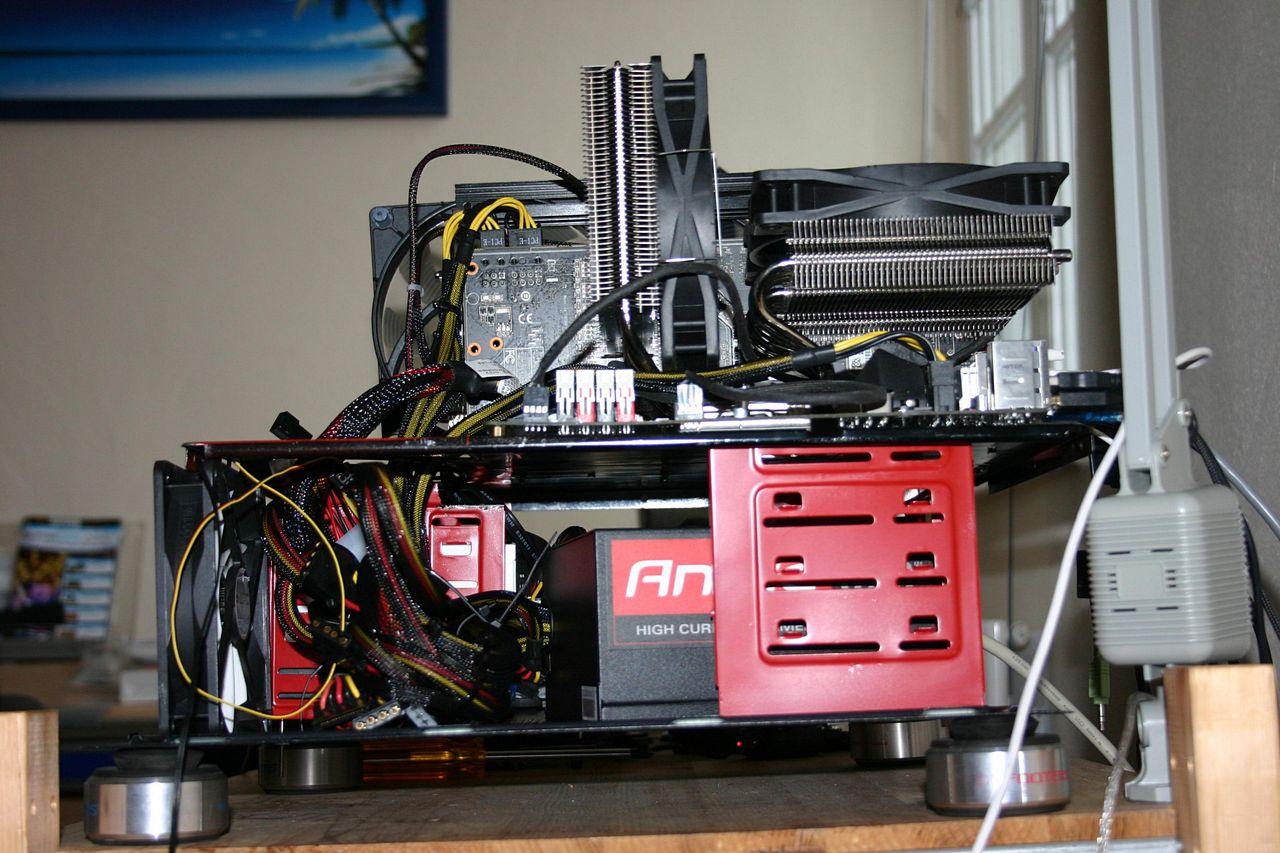 [12/04/2012] PCs im Industrie-Look, von Eis umhüllt und mit Kirmes-Beleuchtung (68)
