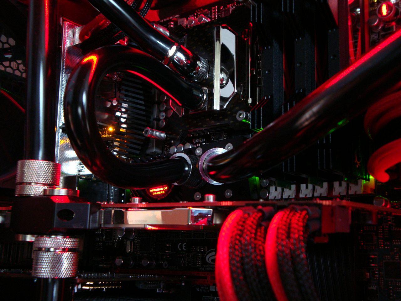[12/04/2012] PCs im Industrie-Look, von Eis umhüllt und mit Kirmes-Beleuchtung (8)
