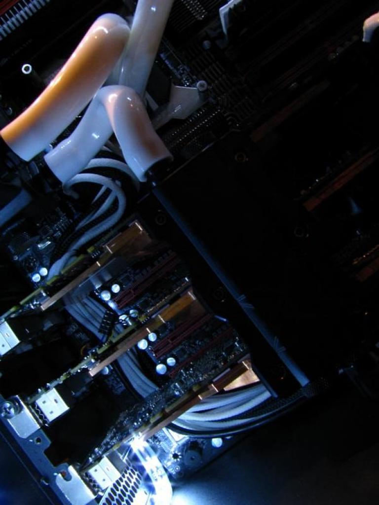 [12/04/2012] PCs im Industrie-Look, von Eis umhüllt und mit Kirmes-Beleuchtung (73)