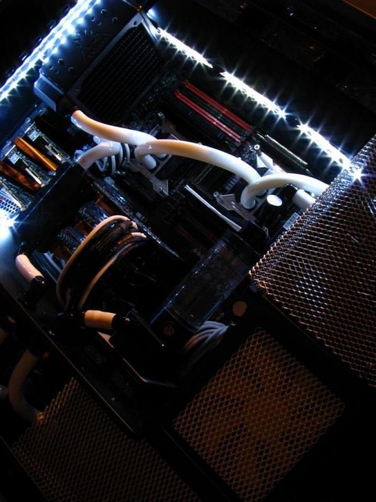 [12/04/2012] PCs im Industrie-Look, von Eis umhüllt und mit Kirmes-Beleuchtung (74)