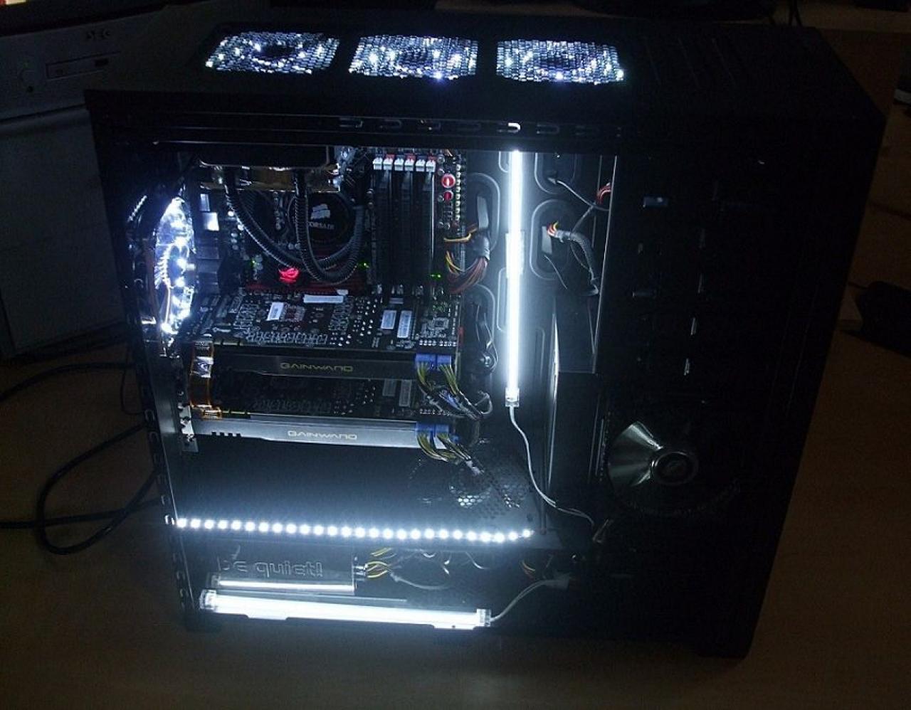 [12/04/2012] PCs im Industrie-Look, von Eis umhüllt und mit Kirmes-Beleuchtung (77)