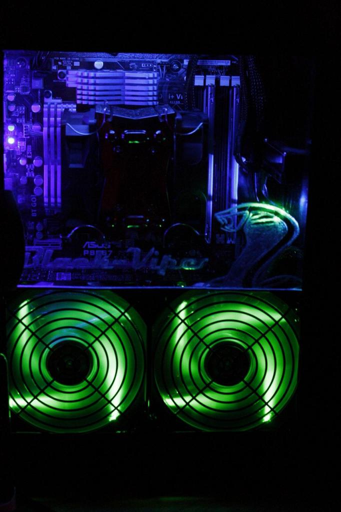 [12/04/2012] PCs im Industrie-Look, von Eis umhüllt und mit Kirmes-Beleuchtung (78)
