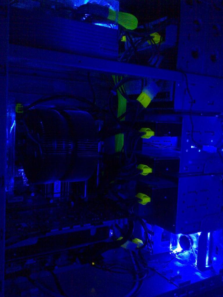 [12/04/2012] PCs im Industrie-Look, von Eis umhüllt und mit Kirmes-Beleuchtung (80)