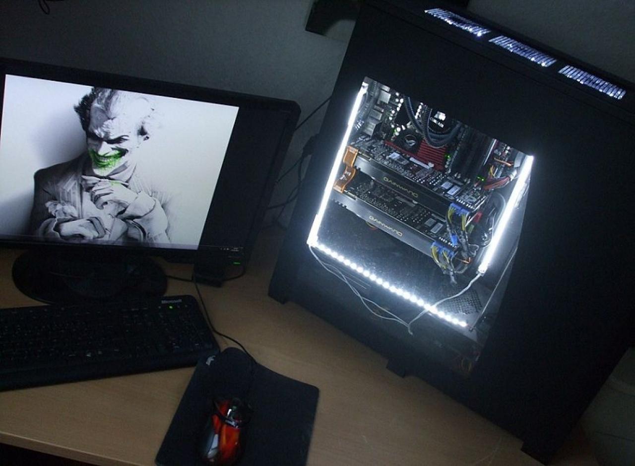 [12/04/2012] PCs im Industrie-Look, von Eis umhüllt und mit Kirmes-Beleuchtung (82)