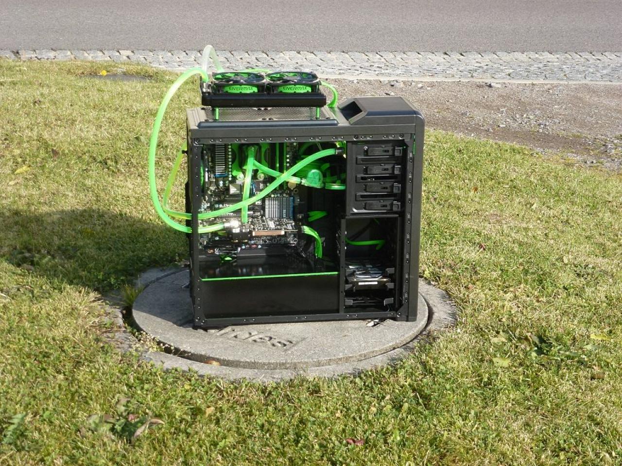 [12/04/2012] PCs im Industrie-Look, von Eis umhüllt und mit Kirmes-Beleuchtung (12)
