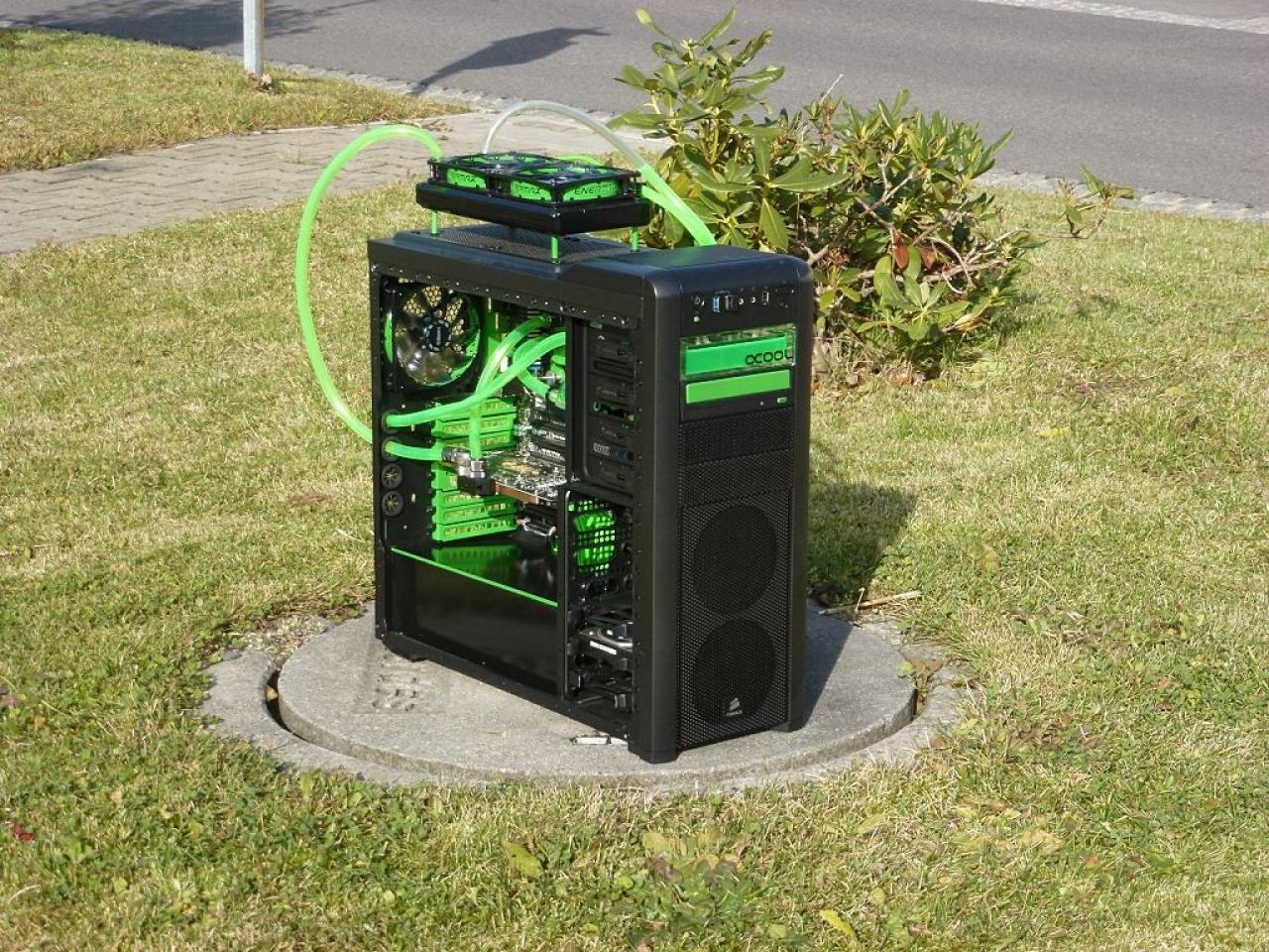 [12/04/2012] PCs im Industrie-Look, von Eis umhüllt und mit Kirmes-Beleuchtung (14)