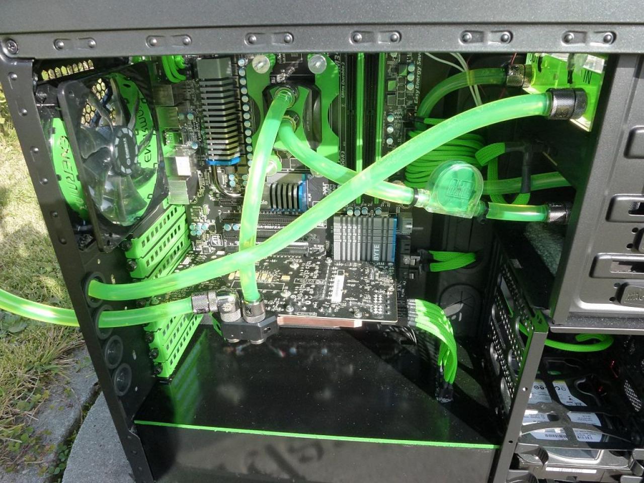 [12/04/2012] PCs im Industrie-Look, von Eis umhüllt und mit Kirmes-Beleuchtung (84)