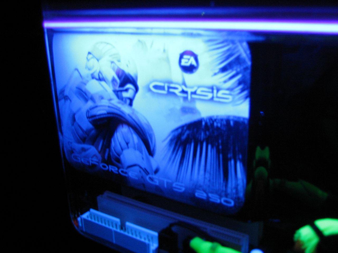 [12/04/2012] PCs im Industrie-Look, von Eis umhüllt und mit Kirmes-Beleuchtung (88)